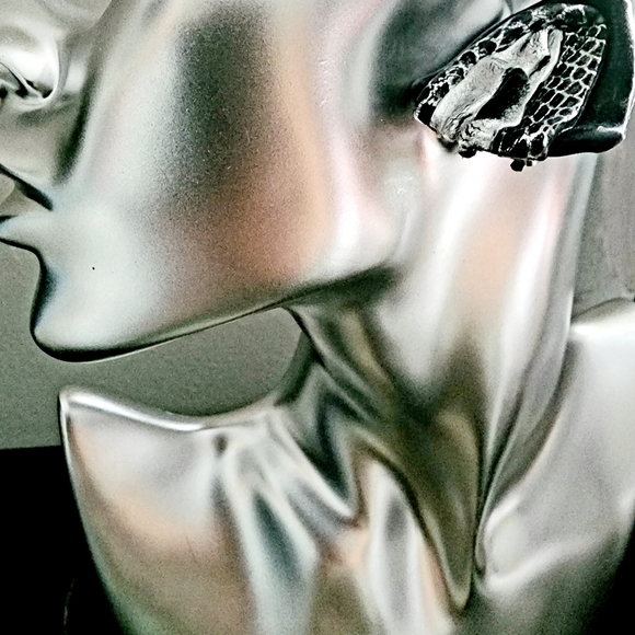 Avant-garde 1980s black and silver triangular clip on earrings - Picture 2 of 8